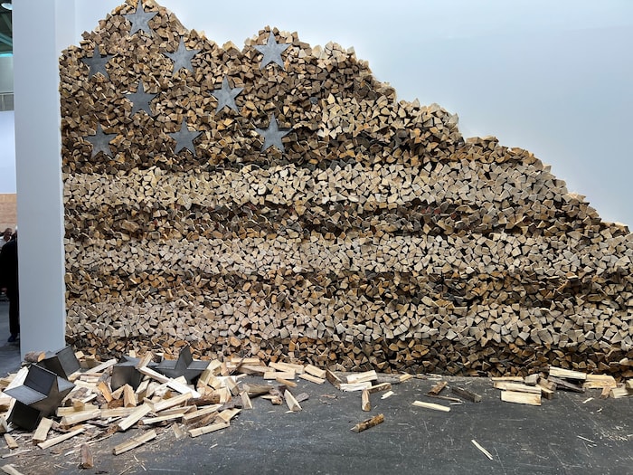 Erstaunlich aktuell: Der Vietnamese Danh Vo hat aus Holzscheitern und Stahlsternen die ...