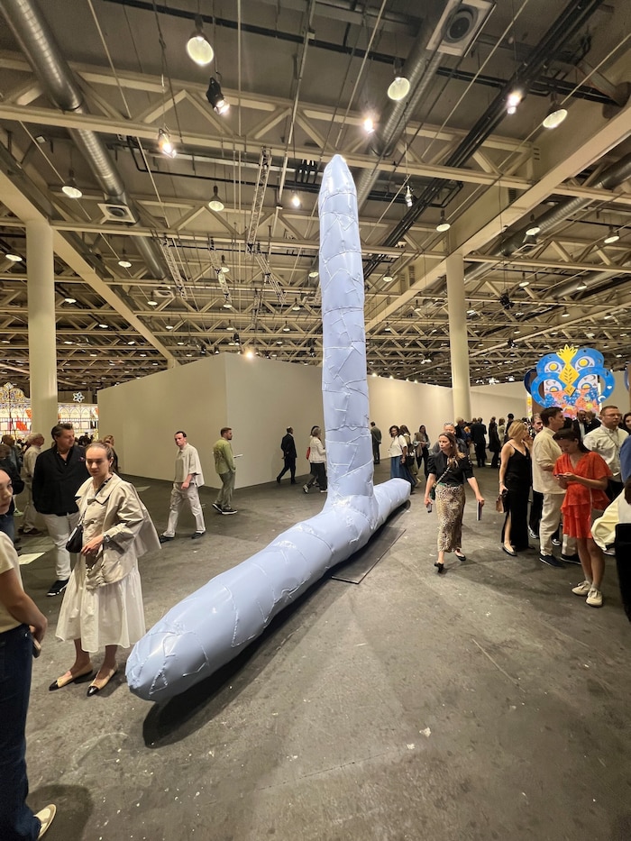Franz West ist mit einer riesigen Skulptur in Basel vertreten.