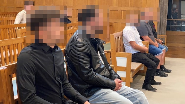 Von den fünf Angeklagten wurde nur der Schüler freigesprochen. 