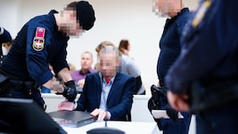 45-Jähriger bei seinem Mordprozess im Wiener Landl – nach einem Suizidversuch kann er nur noch ...