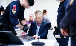 Der 45-Jährige bei seinem Mordprozess im Wiener Landl – nach einem Suizidversuch kann er nur ...