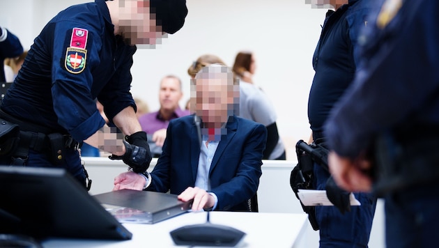 Der 45-Jährige bei seinem Mordprozess im Wiener Landl – nach einem Suizidversuch kann er nur ...