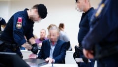 Der 45-Jährige bei seinem Mordprozess im Wiener Landl – nach einem Suizidversuch kann er nur ...
