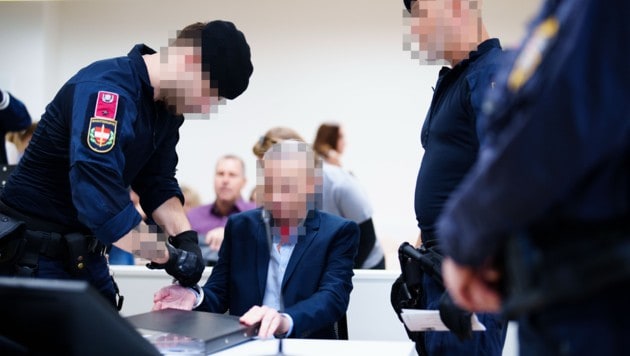 Der 45-Jährige bei seinem Mordprozess im Wiener Landl – nach einem Suizidversuch kann er nur ...