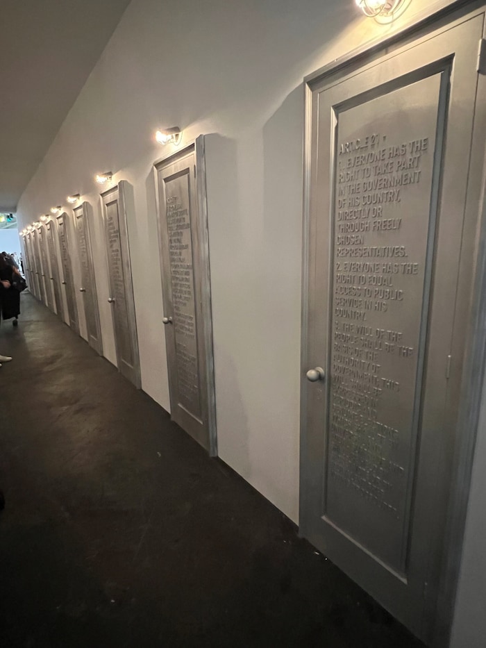 Jaume Plensa „Forgotten Dreams“ aus dem Jahr 2020 besteht aus 21 Aluminiumtüren.