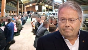 Die Bauernversammlung in einem Stall in Westendorf, Hörl ergriff am Ende das Wort.