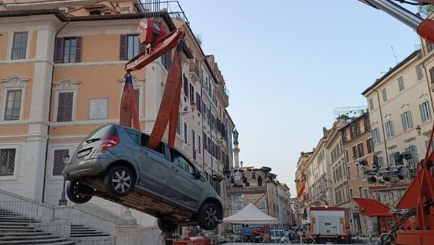 Die Feuerwehr in Rom entfernte den Wagen mit einem Kran.