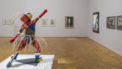 Ausstellungsansicht „Radikal!“ im Unteren Belvedere. Im Vordergrund eine Maskenfigur von Lavinia ...