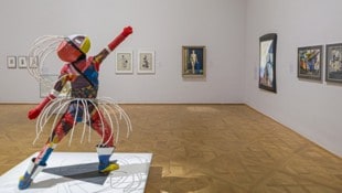 Ausstellungsansicht „Radikal!“ im Unteren Belvedere. Im Vordergrund eine Maskenfigur von Lavinia ...