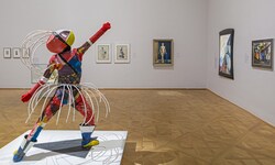Ausstellungsansicht „Radikal!“ im Unteren Belvedere. Im Vordergrund eine Maskenfigur von Lavinia ...
