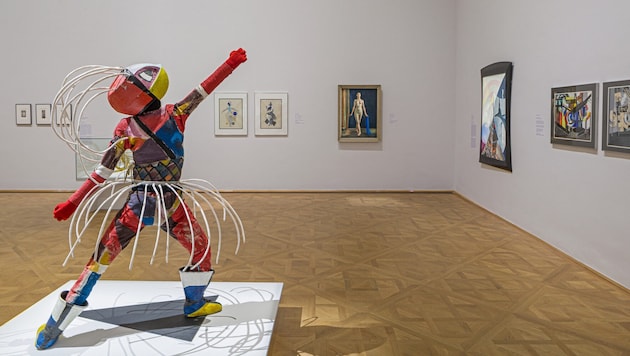 Ausstellungsansicht „Radikal!“ im Unteren Belvedere. Im Vordergrund eine Maskenfigur von Lavinia ...