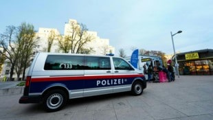 Bei einem schweren Raubüberfall schritten zwei mutige Zeugen ein – schwere Schnitt- und ...