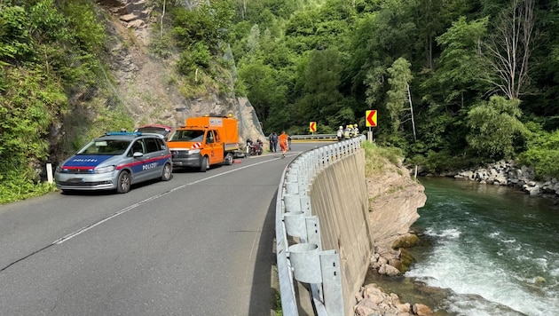 Von der Katschberg Straße in die Lieser stürzte ein Biker bei einem Unfall.