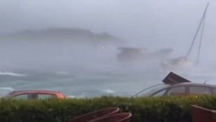 Fliegendes Wasser und Windgeschwindigkeiten von bis zu 110 km/h vor Rovinj