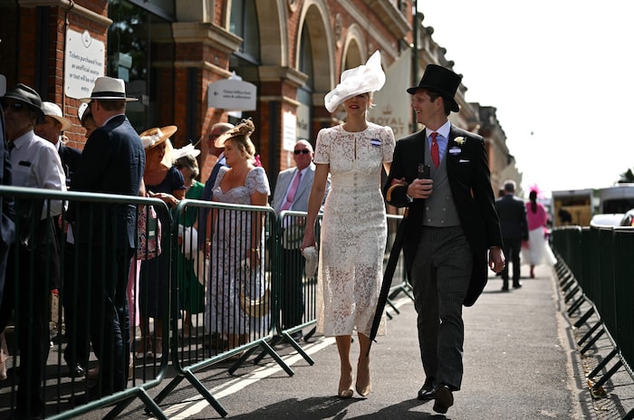 Aufgalopp mit Stil: Besucher strömen zum ersten Tag von Royal Ascot 2025 – westlich von London.