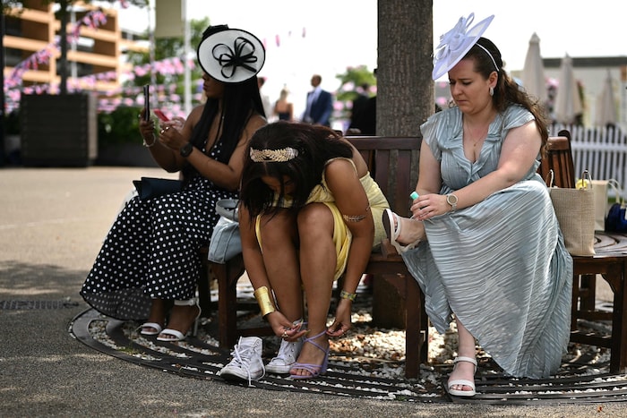 Letzter Schliff vorm Auftritt: Diese Damen wechseln noch schnell die Schuhe – bei Royal Ascot ...
