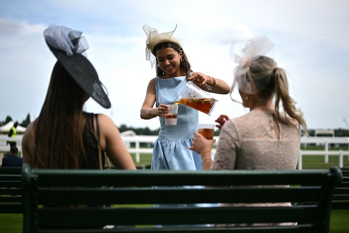 Cheers, Ascot! Diese Rennbesucher genießen am ersten Tag des Royal Ascot in Ascot einen kühlen ...
