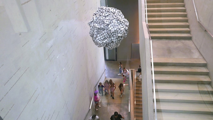 Aufgang im Lentos: Hängende Skulptur von Esther Stocker