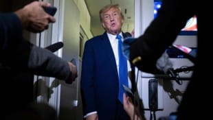 Donald Trump an Bord der Air Force One nach seiner überraschenden Abreise vom G7-Gipfel in ...