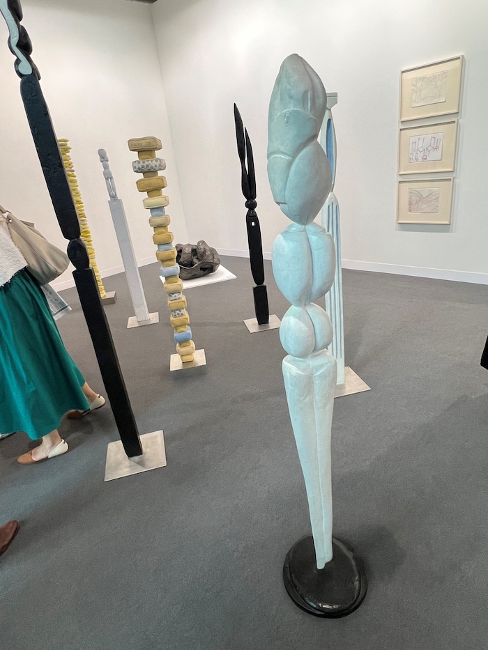 Skulpturen von Louise Bourgeois in der Galerie Karsten Greve.