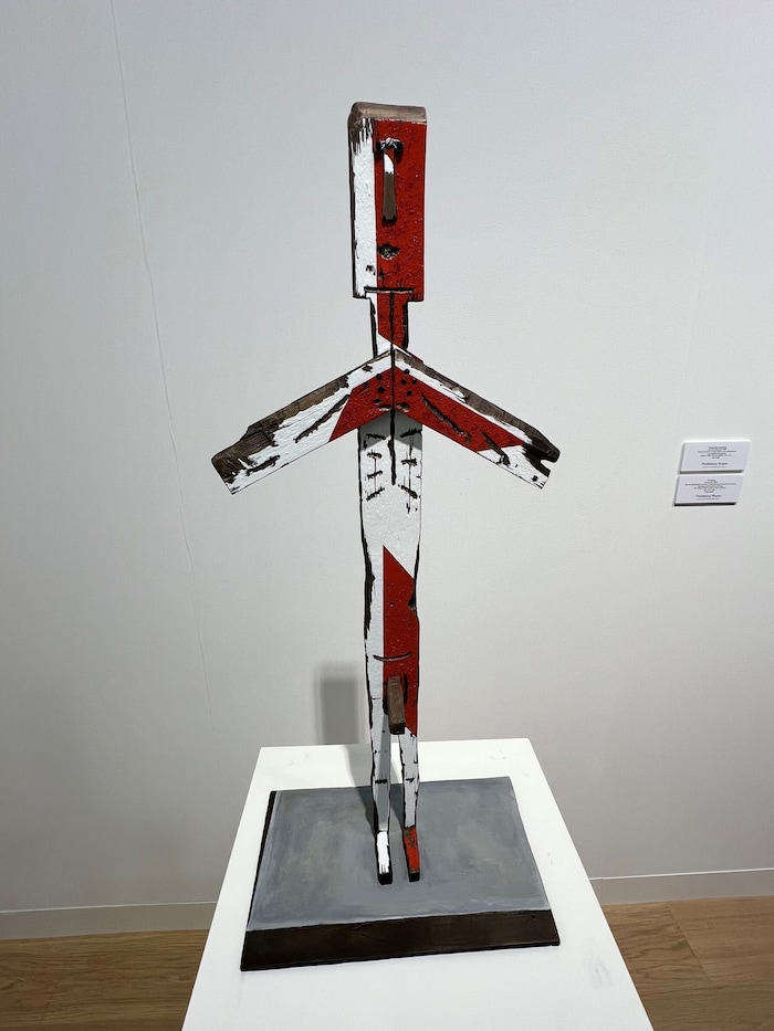 Tom Sachs „Young Man“ ist ebenfalls in der Galerie Thaddaeus Ropac zu sehen