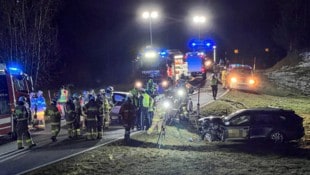 Einsatzkräfte vor Ort nach dem schweren Verkehrsunfall in Faistenau