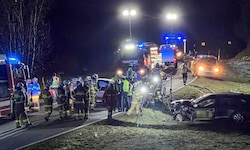 Einsatzkräfte vor Ort nach dem schweren Verkehrsunfall in Faistenau