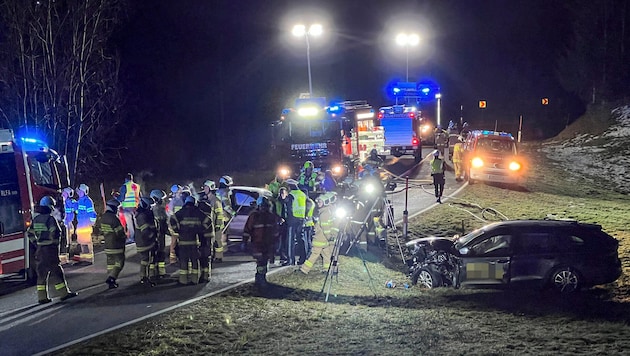 Einsatzkräfte vor Ort nach dem schweren Verkehrsunfall in Faistenau