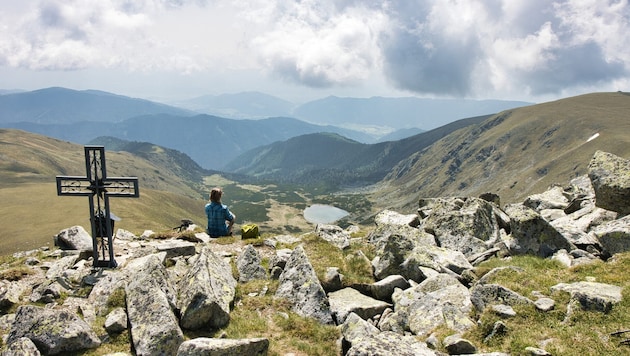 Mit einer verdienten Rast und einem herrlichen Ausblick auf den malerischen Sundlsee darf man ...