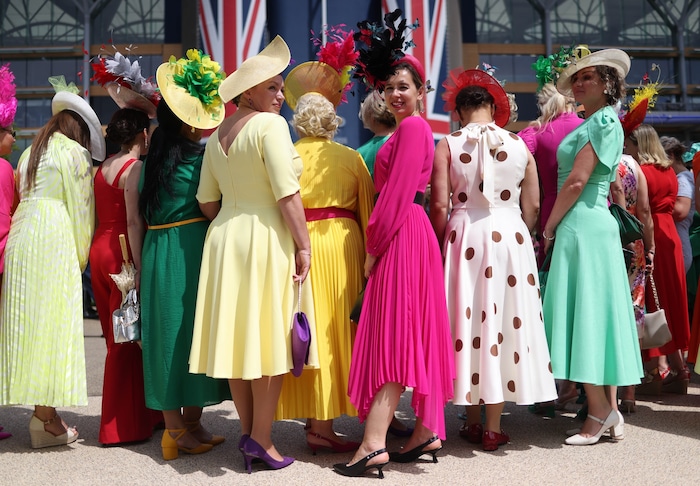 Farben-Explosion in Ascot! Diese stilbewussten Damen bringen mit ihren farbenfrohen Outfits gute ...