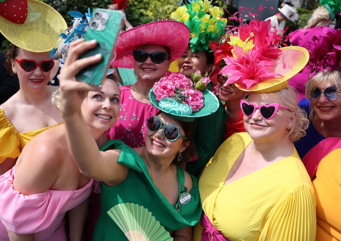 Sonnenbrillen-Parade! Auch kunterbunte Sonnenbrillen sind das Must-have für die perfekten ...