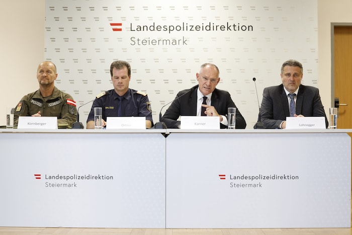 Von links: Oberst Kurt Kornberger (Leiter des DSE/EKO Cobra Süd), der Steirische ...