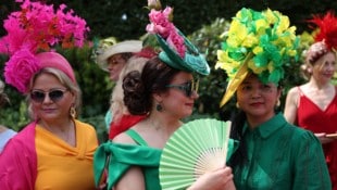 Bunter Auftakt in Ascot: Besucherinnen präsentieren auf dem ersten Tag des Royal Ascot 2025 ihre ...