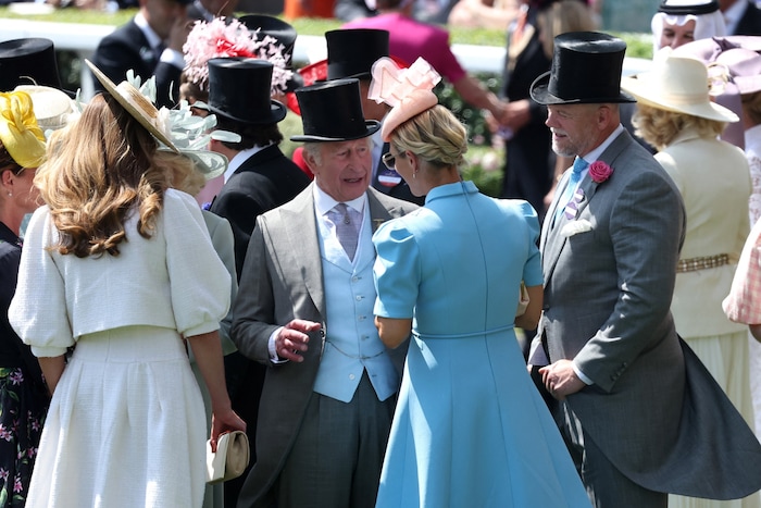 Royales Treffen in Ascot! Zara und Mike Tindall unterhalten sich am ersten Tag von Ascot 2025 ...