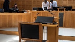 Der Stuhl des Angeklagten blieb – wie schon im ersten Anlauf Ende Mai – leer.