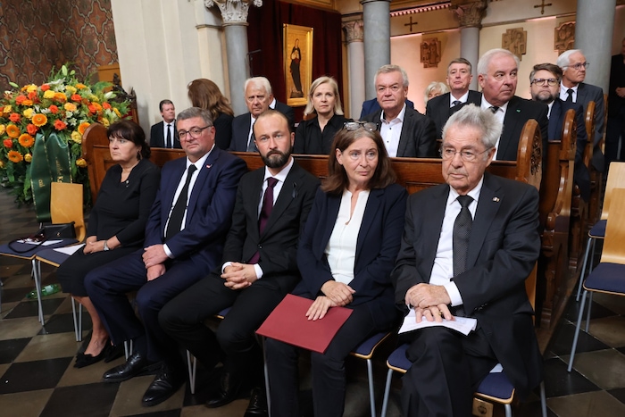 Manuela Khom, Jörg Leichtfried, Max Lercher, Elke Kahr und Heinz Fischer (erste Reihe v. l.) ...