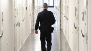Ein Justizwachebeamter in Eisenstadt: Durch diesen Gang möchte man sein Leben lang nicht ...