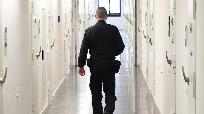 Die heimischen Justizanstalten sind völlig überfüllt. Frühere Entlassungen sowie mehr Fußfesseln ...