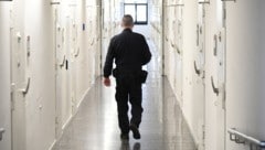 Ein Justizwachebeamter in Eisenstadt: Durch diesen Gang möchte man sein Leben lang nicht ...