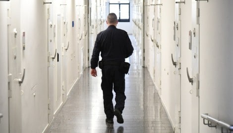 Ein Justizwachebeamter verrichtet seinen Dienst.