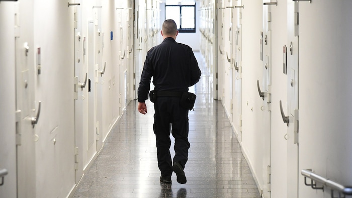 Ein Justizwachebeamter erkannte die Fremden auf dem Dach.