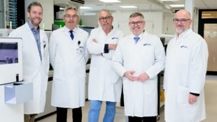 Dr. Martin Keppel (li.), die Geschäftsführer Eilenberger (2.v.li.) und Gröstenberger (re.) mit ...