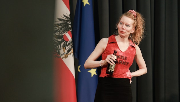 Theresa Palfi als Kellnerin im Landhaus