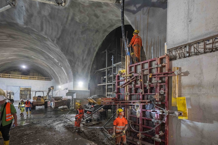 Die Arbeiten im Inneren des Tunnels laufen auf Hochtouren. Im Sommer soll bereits mit der ...
