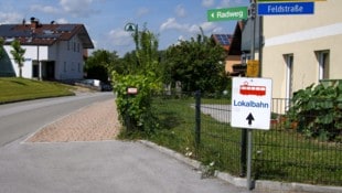 Die Zufahrt zum Bahnhof Anthering ist sehr schmal und führt mitten durch ein Wohngebiet im Ort.