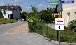 Die Zufahrt zum Bahnhof Anthering ist sehr schmal und führt mitten durch ein Wohngebiet im Ort.