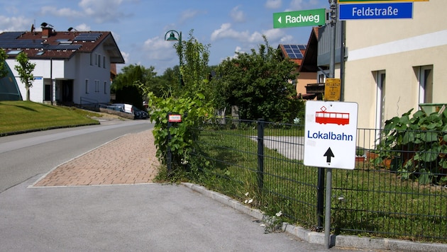 Die Zufahrt zum Bahnhof Anthering ist sehr schmal und führt mitten durch ein Wohngebiet im Ort.