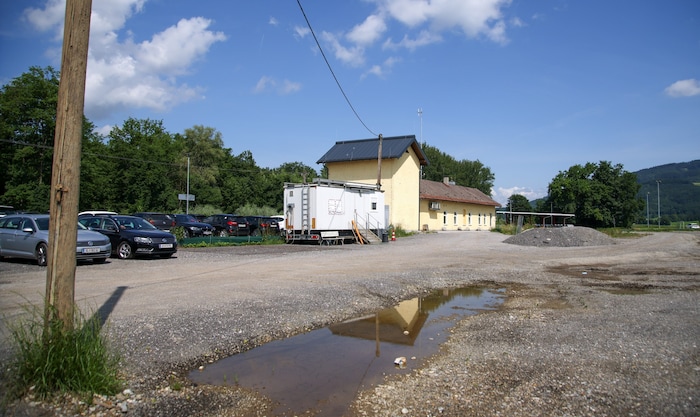 Der Bahnhof in Anthering liegt direkt an der Au.