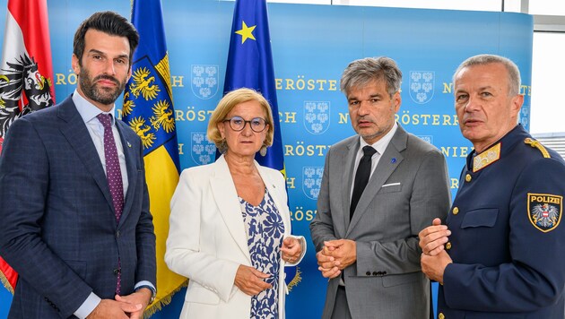 Landbauer, Mikl-Leitner, Verfassungsschützer Scherscher und Polizeidirektor Popp im neuen ...