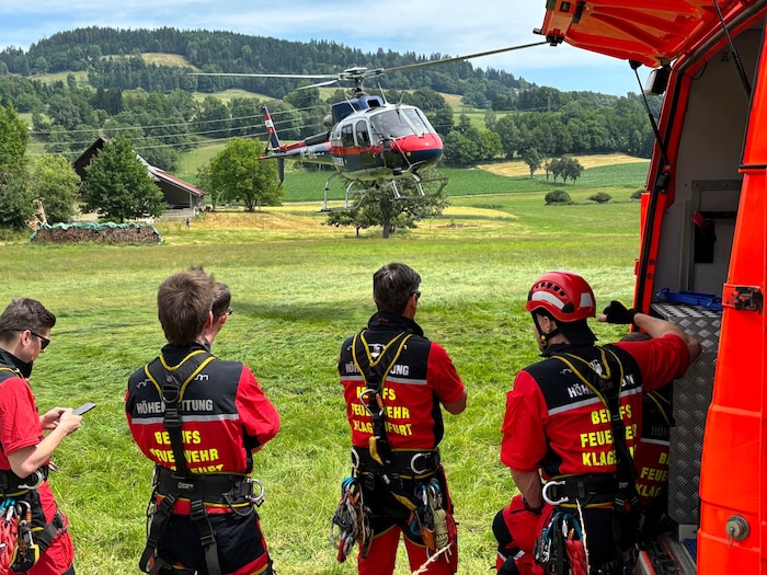 Alle 10 Minuten brachte der Hub- schrauber die Florianis zum Einsatz.